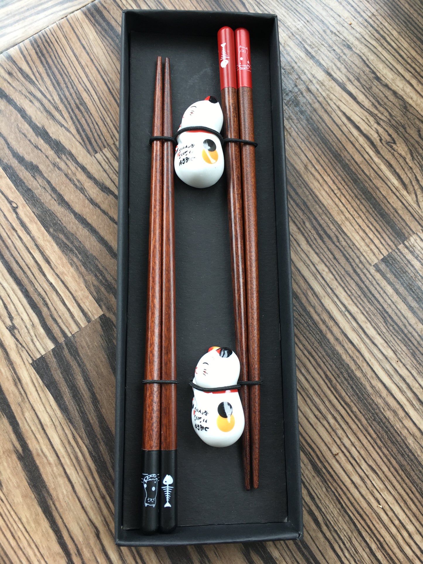 Lucky cat chopsticks set - 2 pairs of chopsticks with neko kitten rests in gift box