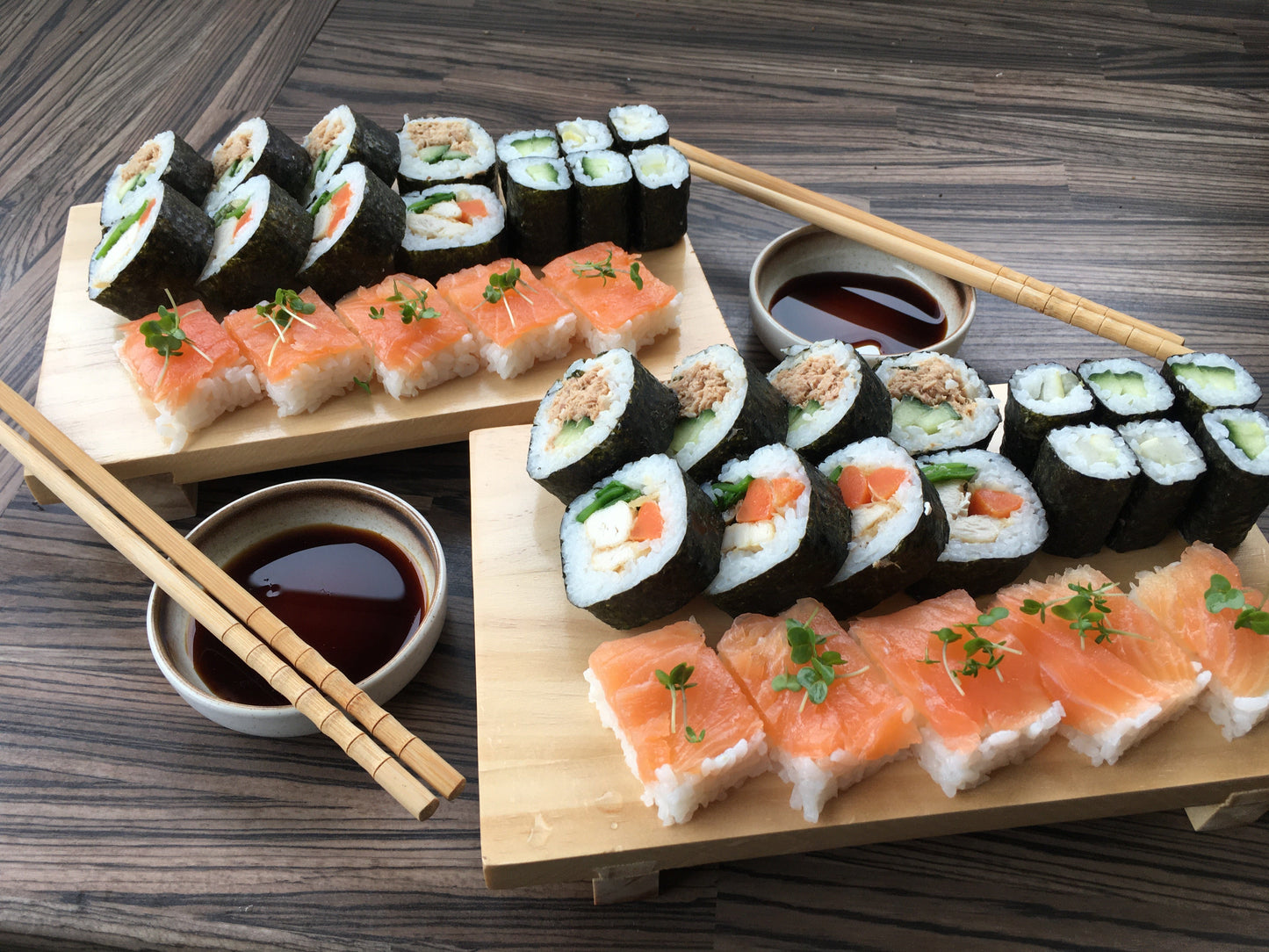 Traditional sushi serving kit