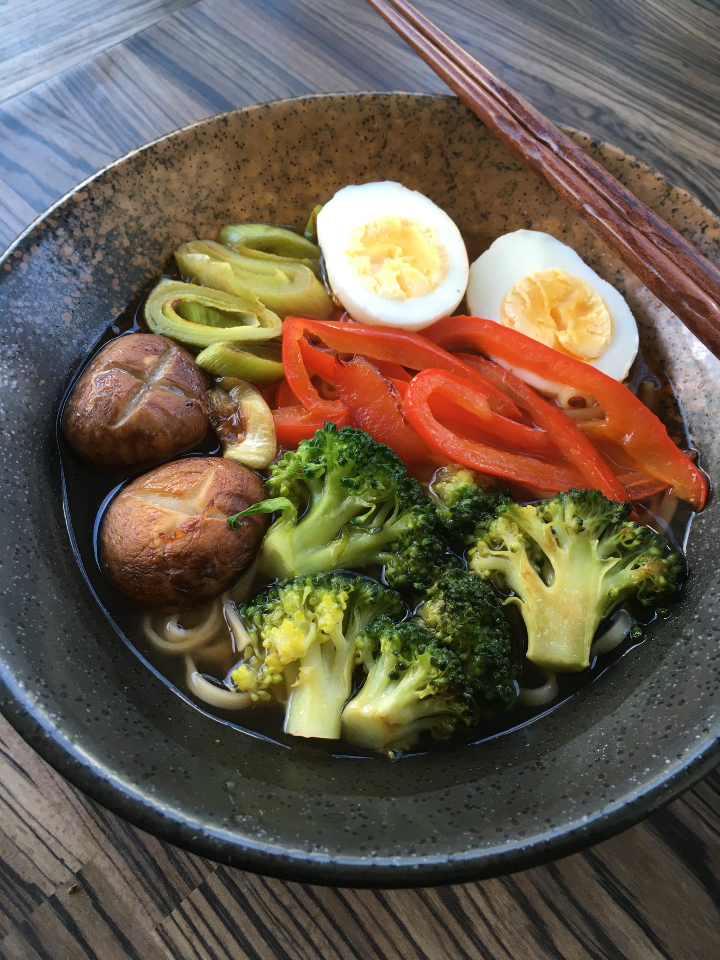 Ramen noodles serving kit for 1 (bowl, spoon, chopsticks and chopsticks rest)